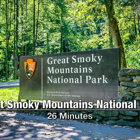 Mountain Vista Lodge: Luxury Cabin with Hot Tub and Scenic Views